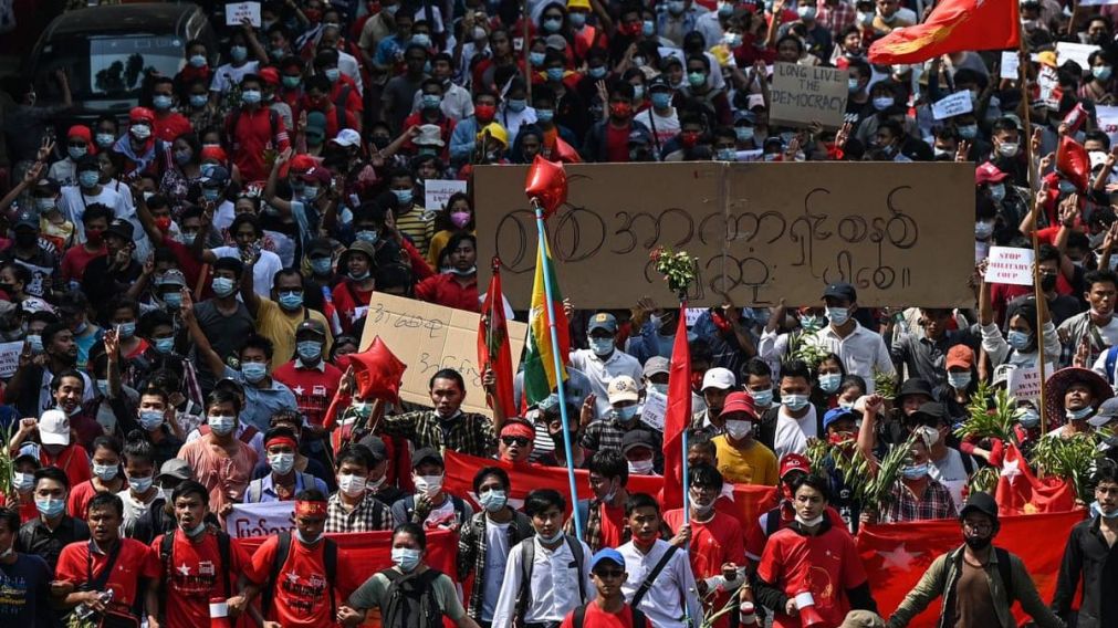 M�s de 100.000 birmanos se volcaron a las calles de Yang�n para protestar contra el golpe de estado.