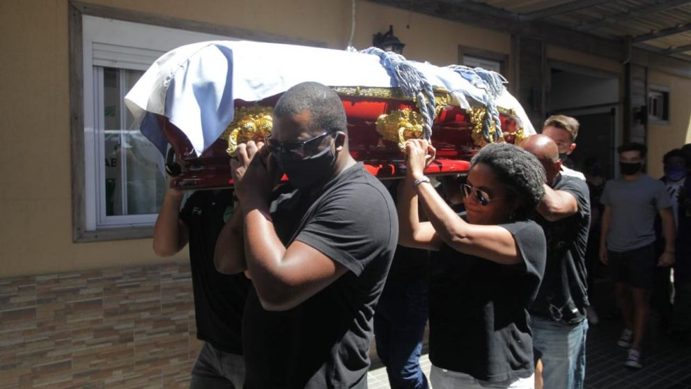 Así despedían los restos de Santiago “El Morro” García, en una emotiva ceremonia en Maipú (Gentileza El Sol de Mendoza).
