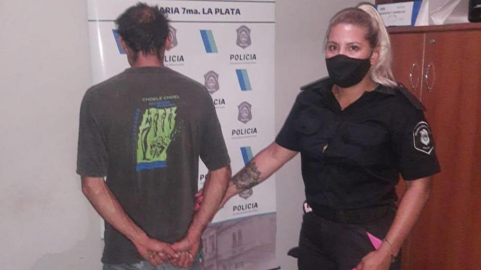 El sujeto fue detenido, acusado de golpear a su pareja