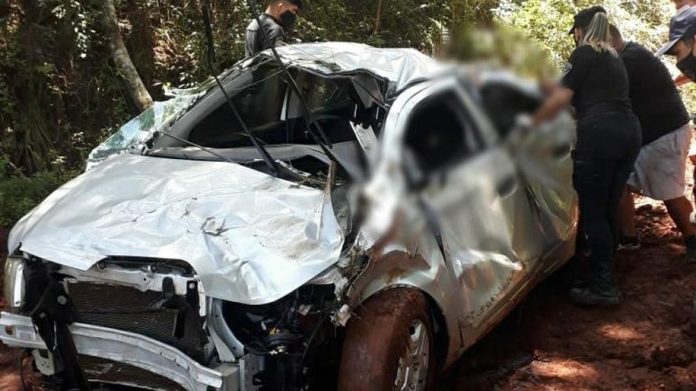 La Policía y la Prefectura lograron sacar del agua el auto siniestrado (gentileza MisionesOnLine)