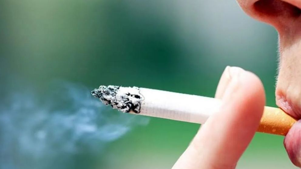 Aún frente a los riesgos que el coronavirus presenta a los fumadores, el consumo de cigarrillos se duplicó