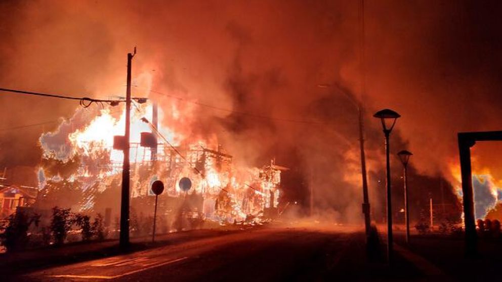 El fuego se apoderó de la comuna de Panguipulli durante el reclamo por la muerte de Francisco Martínez (Gentileza @MundoEConflicto).