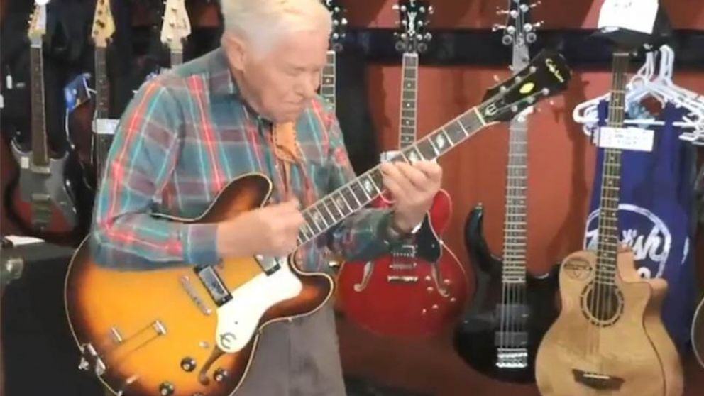Así abuelito probó guitarra en un local y la "rompió" toda.