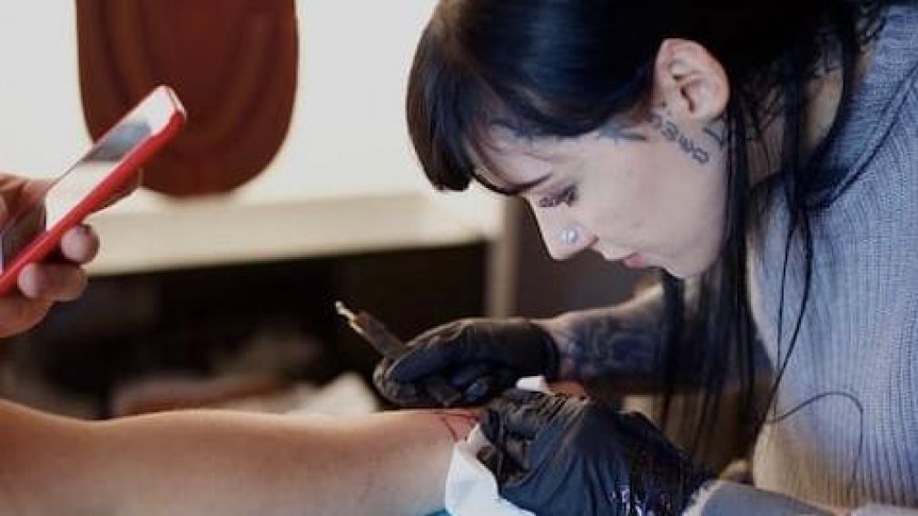 La mujer se tatuó "L" Y "R" en sus manos. (Imagen ilustrativa)