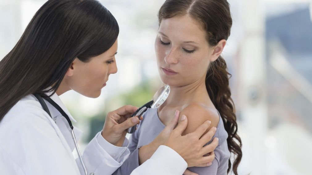 Día del dermatólogo: el rol del profesional vs. el influencer de belleza.