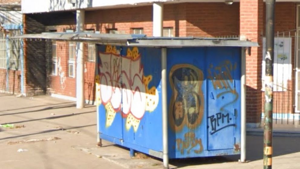 Enrique Omar Devito fue asesinado a disparos en este puesto de venta de diarios, en Parque Barón.