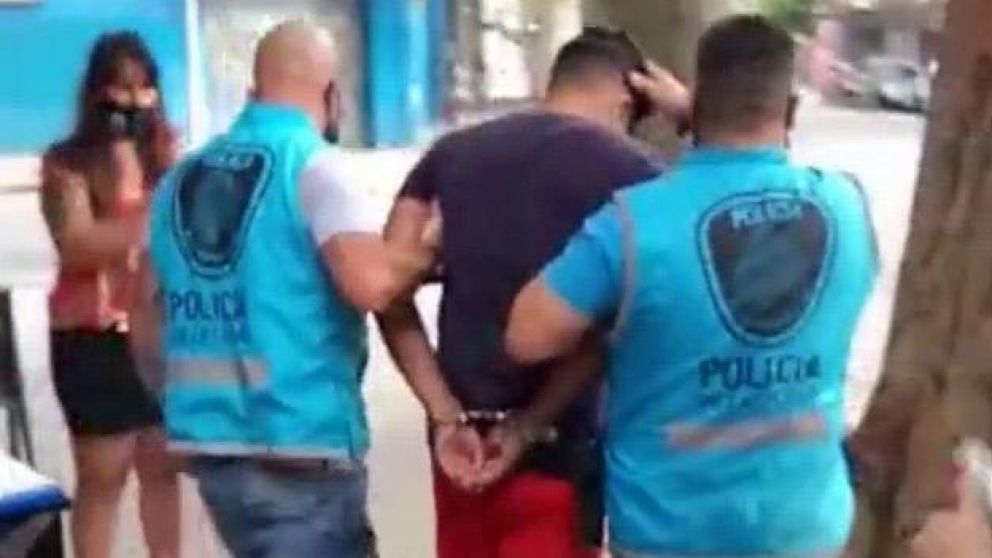 El joven de 22 años que fue arrestado tras ser acusado de haberle robado el celular a una mujer en Parque Chacabuco.