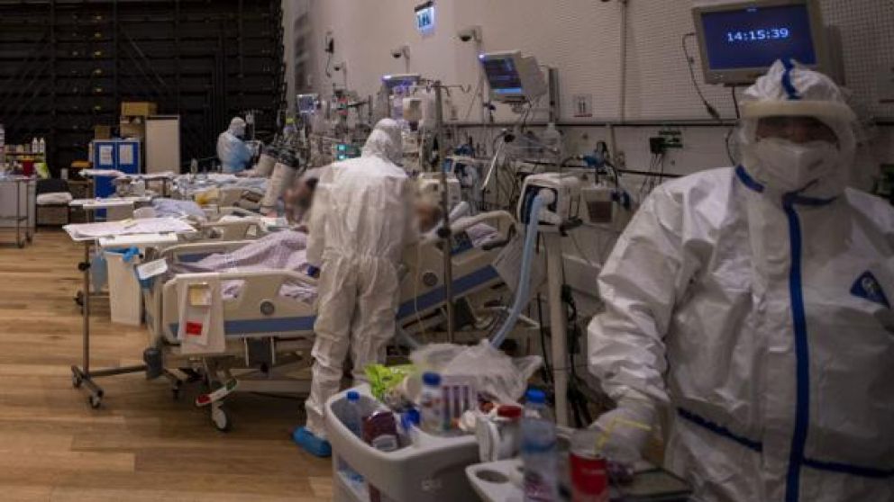 Integrantes del personal sanitario fueron los testigos de la peculiar boda.