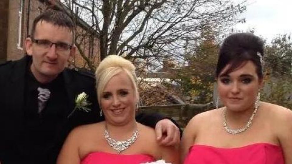 El asesino y las víctimas, juntos en una foto familiar sacada en Escocia (Twitter).