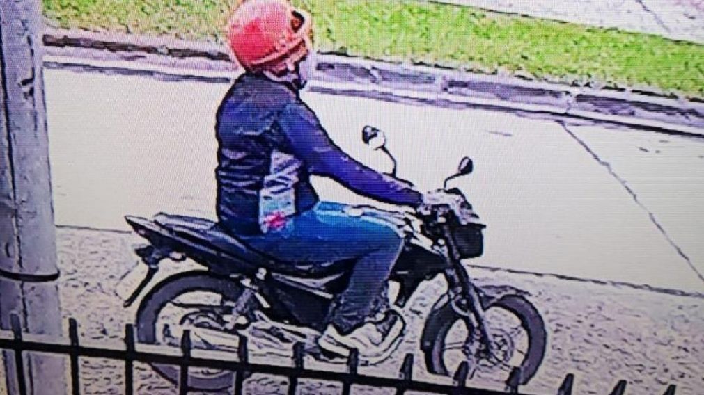 El ladrón quedó registrado en las cámaras de seguridad.