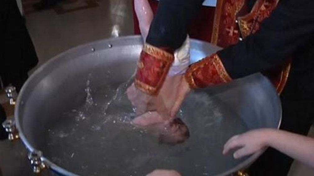 En los bautismos ortodoxos, los sacerdotes sumergen completamente a los bebés (imagen ilustrativa).
