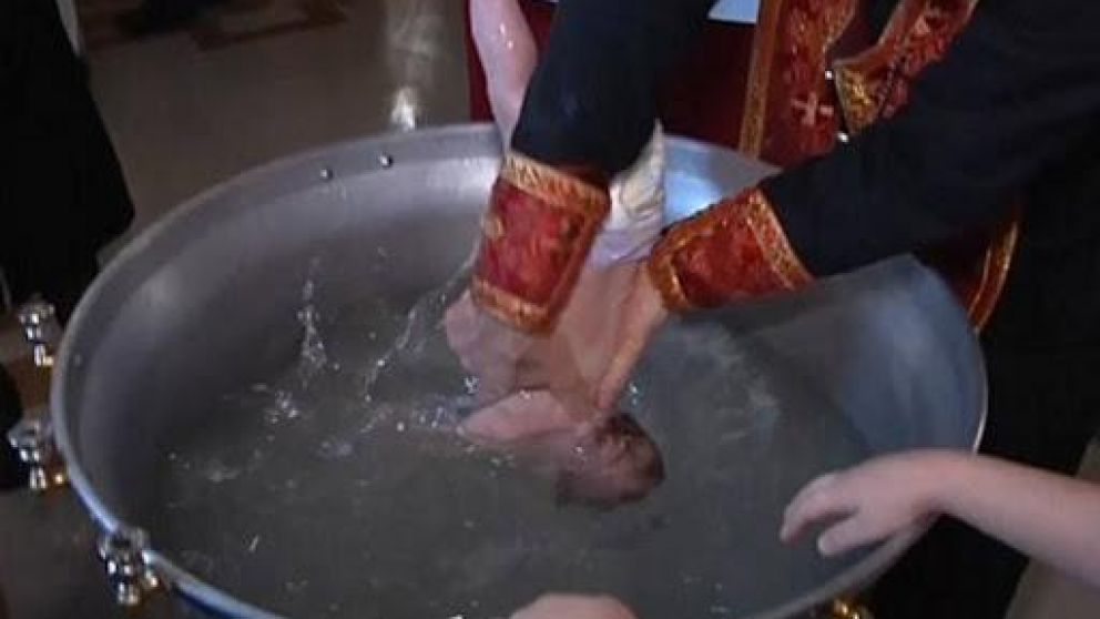 En los bautismos ortodoxos, los sacerdotes sumergen completamente a los bebés (imagen ilustrativa).