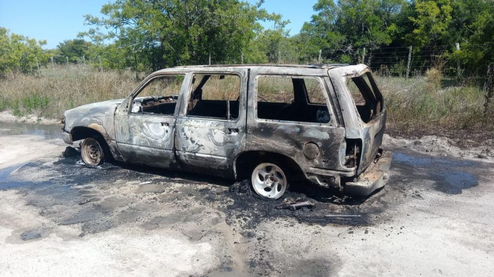 Los huesos calcinados fueron encontrados dentro de esta camioneta incendiada, en Punta Indio.