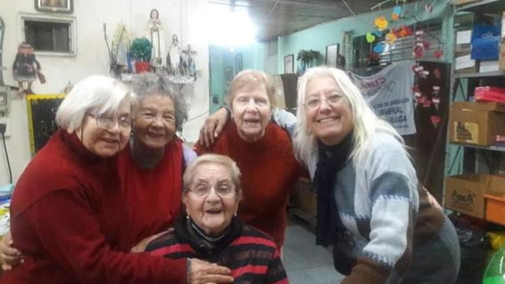 Las 'Abuelas del Coraz�n' donan peluches a los chicos que m�s los necesitan