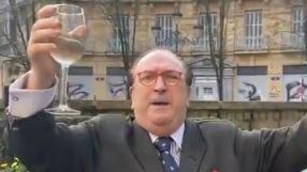 El hombre se hizo viral por su defensa a la necesidad de beber alcohol (Captura Twitter)