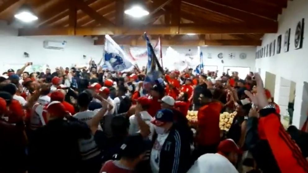 La barra de River se juntó en Pilar.