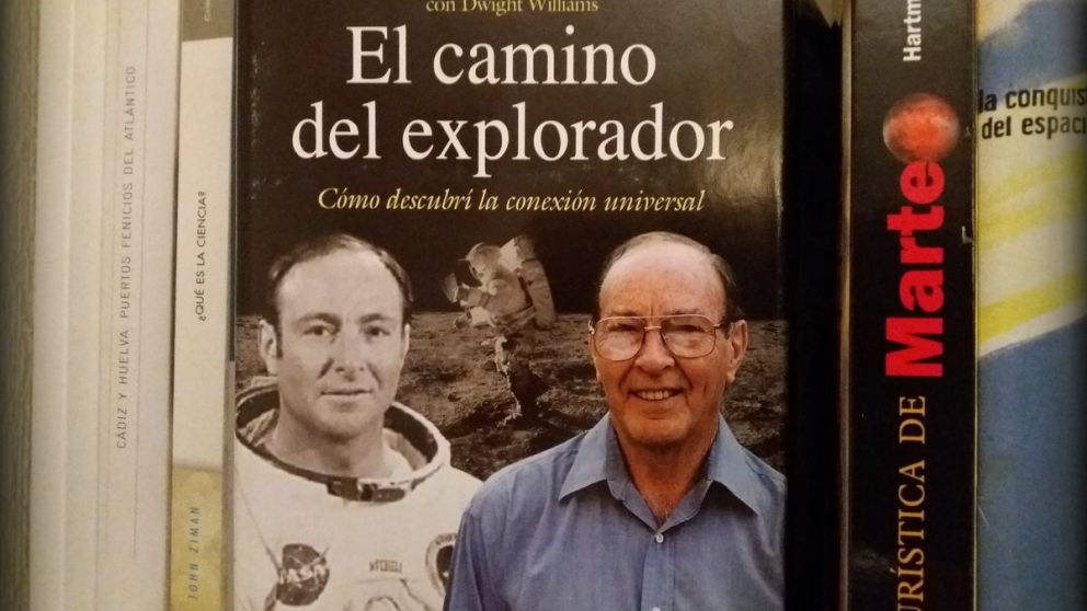 Varios fueron los libros que escribió el astronauta Mitchell, quien contó sus experiencias.
