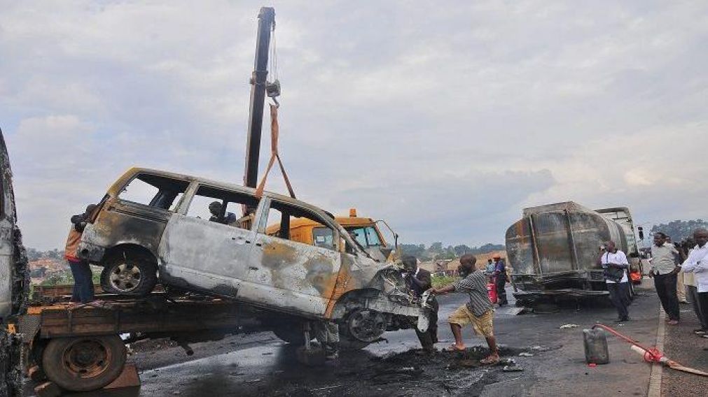 Al menos 32 muertos tras tremendo "palazo" en una ruta de Uganda.