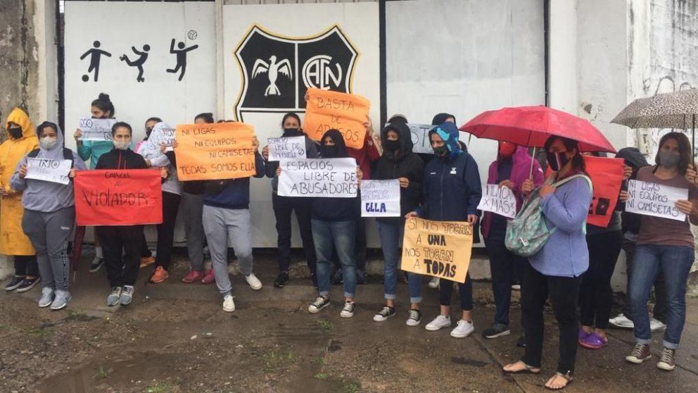 La pacífica protesta se realizó en la puerta del Club Central Norte, en Tucumán (Gentileza La Gaceta).