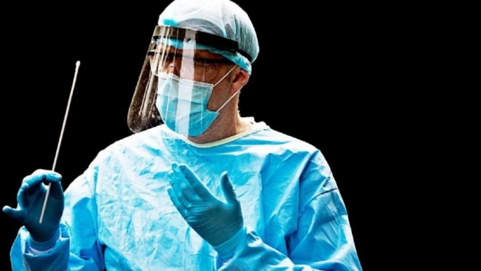 El hisopado anal "aumenta la tasa de detección de personas infectadas" porque el coronavirus permanece más tiempo en el recto