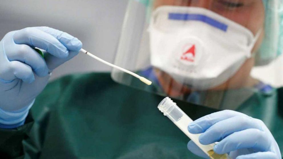 Las autoridades sanitarias chinas sostienen que las pruebas anales son “más estables y precisas” que las de nariz y garganta.