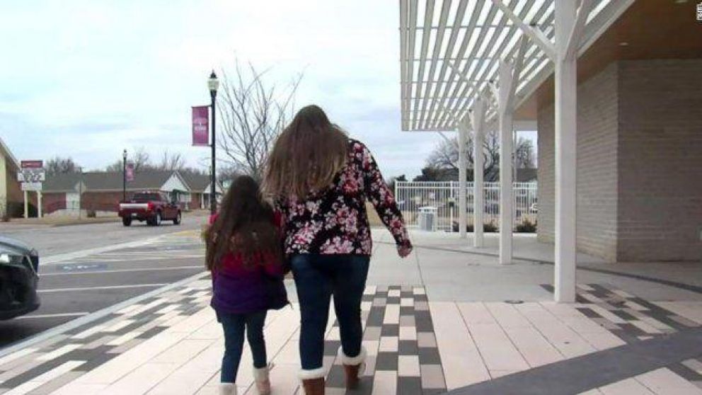 Denise Shelton junto a su hija Chloe.