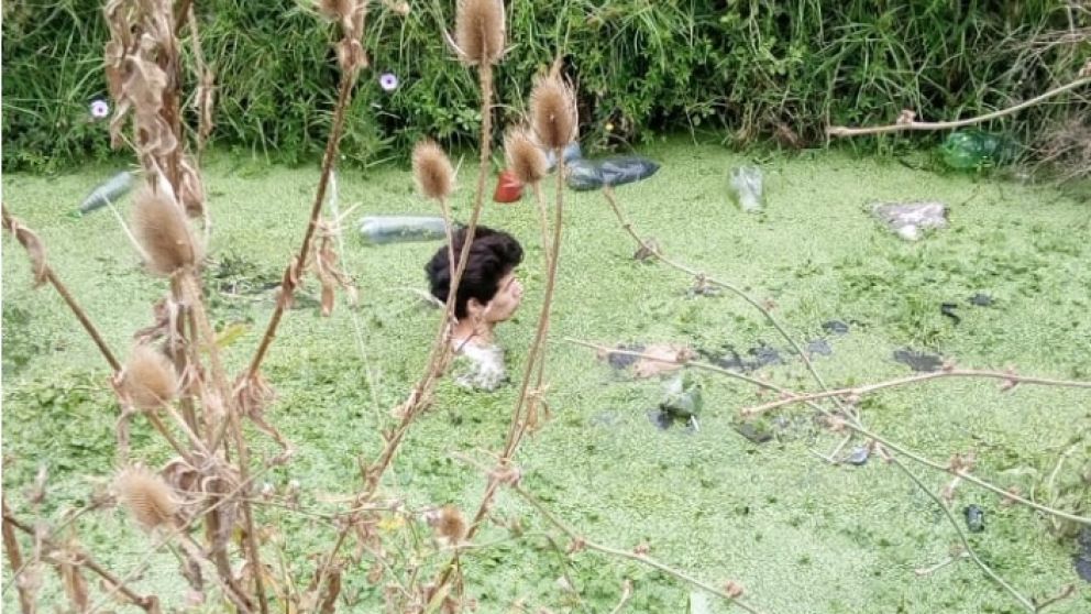 Mariano Joel Retamar, de 21 a�os, se introdujo en la zanja para suicidarse con un cuchillo.