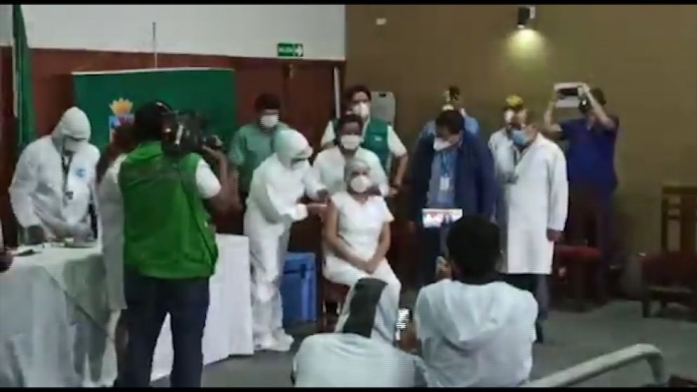 La primera vacuna la recibió una enfermera del Hospital Japonés, de Santa Cruz (Télam)