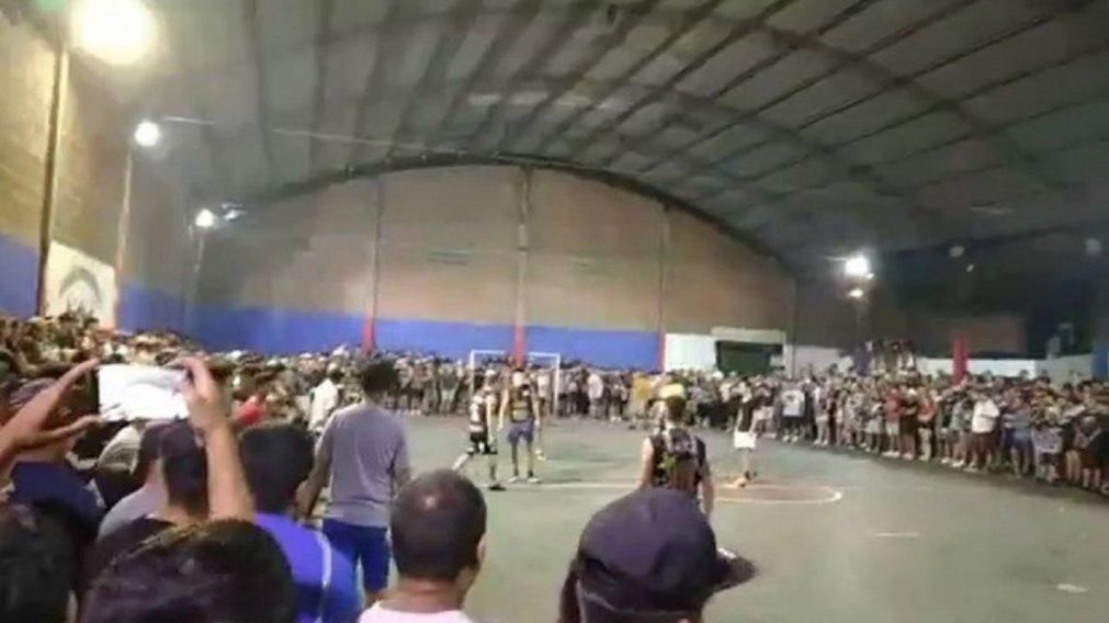 Mas de 800 personas sin barbijo, ni distanciamiento social se reunieron en el torneo de fútbol barrial.