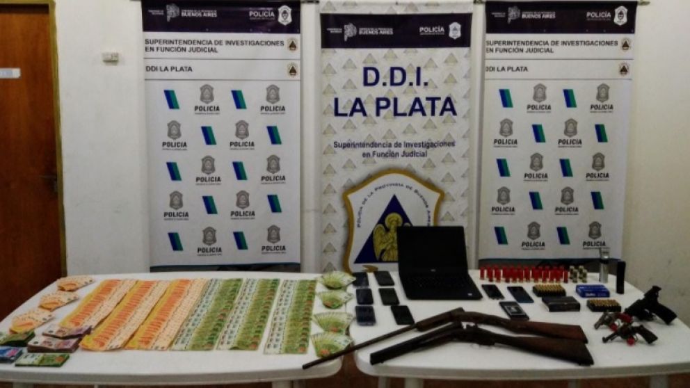 Parte de los objetos que fueron incautados por los investigadores en los allanamientos.