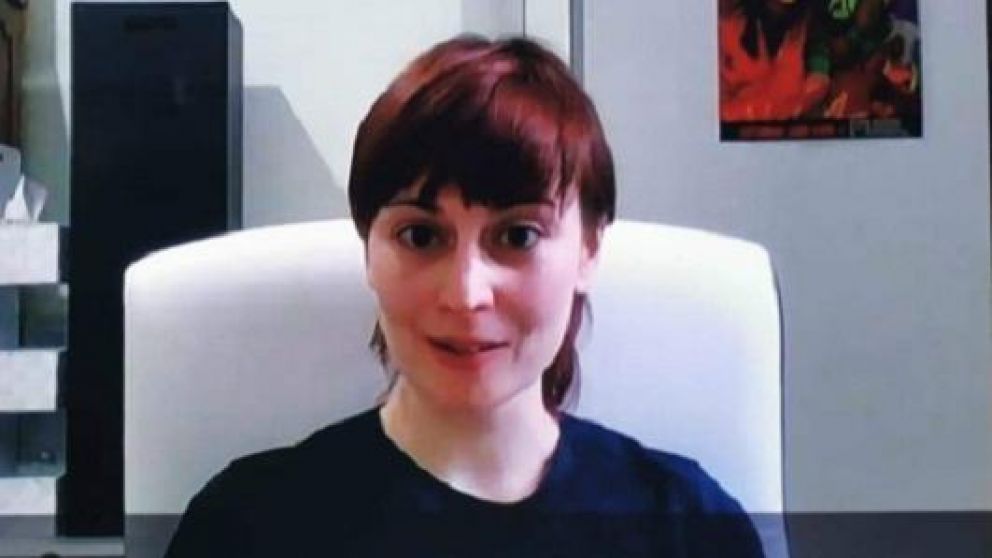 El juegue sexual olvidado por la entrevistada Yvette Amos, estaba detrás de su biblioteca.