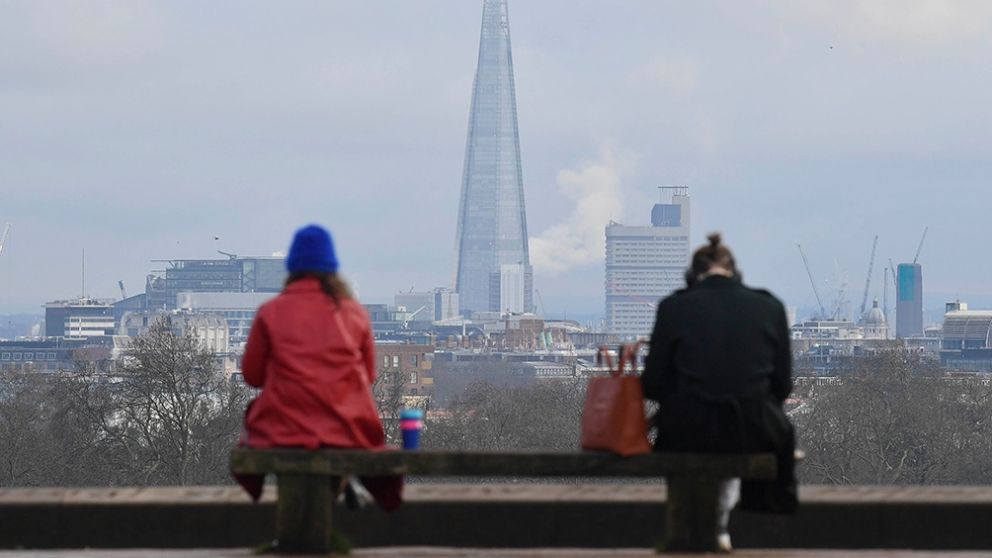 La noticia surge en medio de la disputa entre el Reino Unido y la Unión Europea (UE) por la escasez de dosis (Télam).