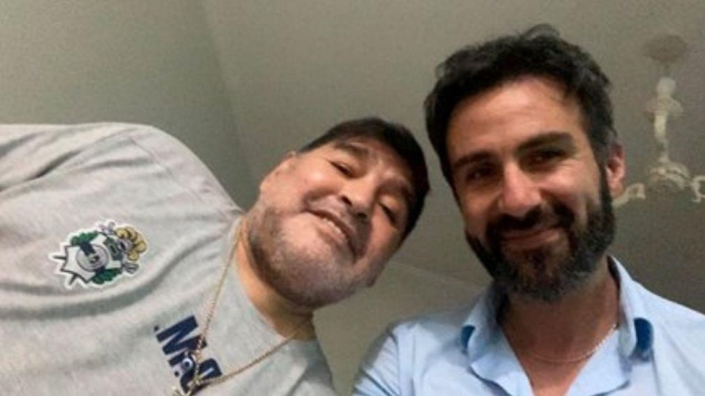 Diego Armando Maradona (60) junto a su neurocirujano Leopoldo Luque (Archivo).