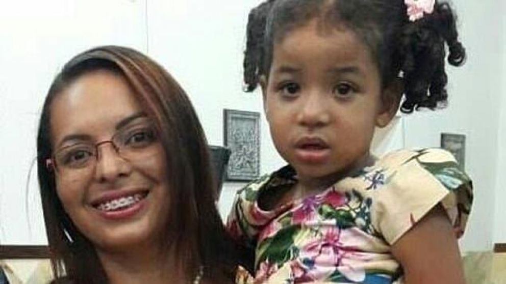 La mujer le arrancó los ojos y le comió la lengua a su hija, y dijo que mató "al demonio" (Facebook).