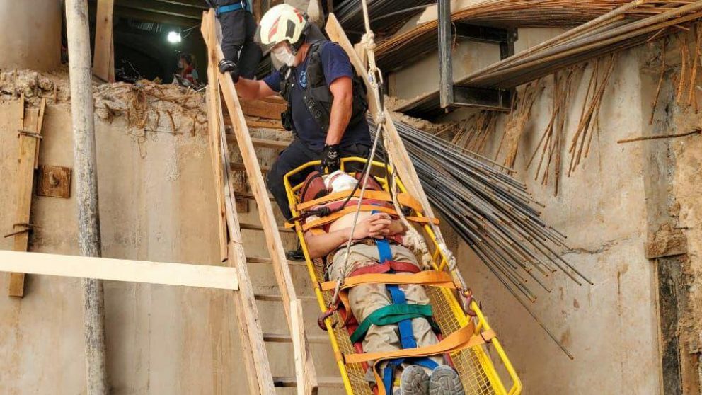 El obrero fue inmovilizado y desplazado del lugar en una camilla.