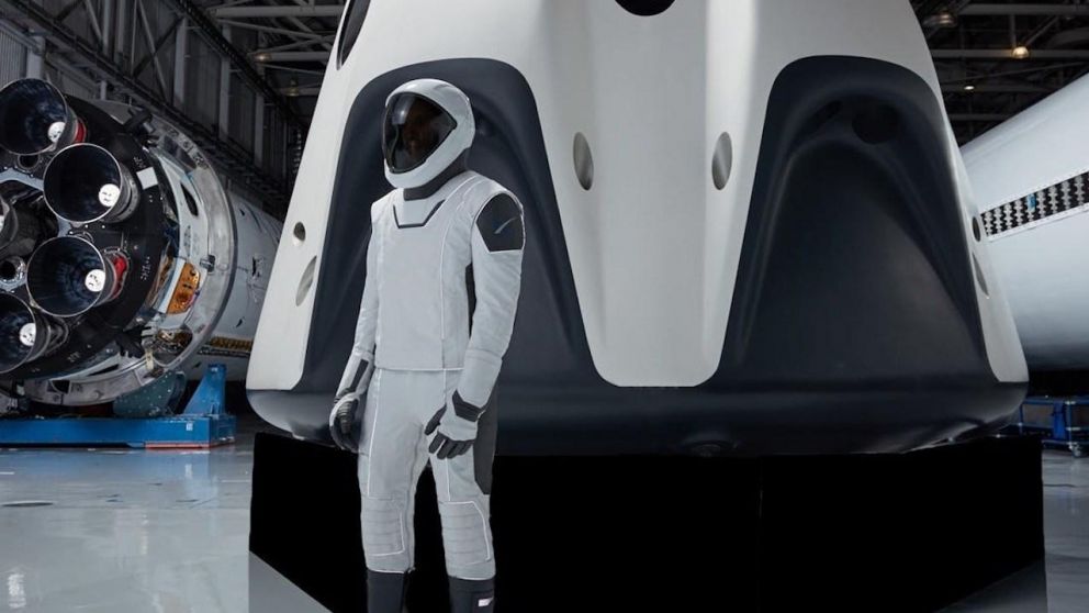 Los tres civiles viajarán a la Estación Espacial Internacional (ISS).