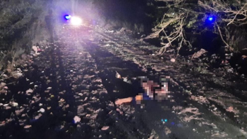 Este es el cadáver de uno de los individuos, que fue hallado boca arriba, en un camino de tierra, en Glew.