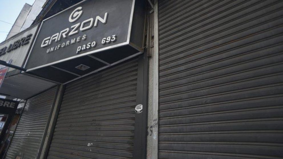 La puerta del establecimiento del acusado en el la zona del Once.
