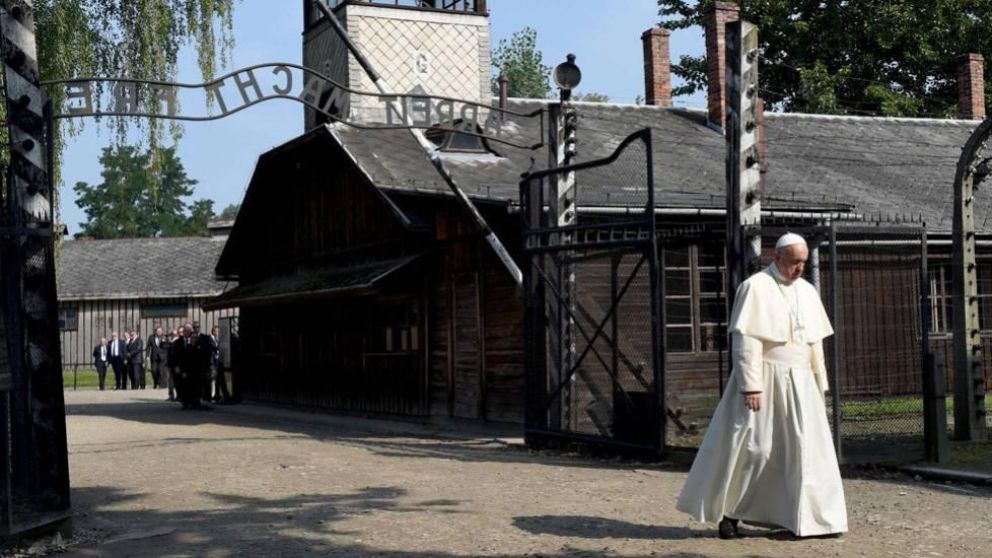 El papa Francisco durante su visita al campo de exterminio de Auschwitz.