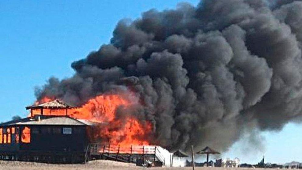 Así se prendía fuego el tradicional parador Watson de Pinamar.