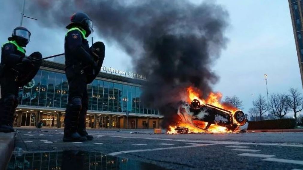 Un automóvil incendiado en Eindhoven, Países Bajos, el 24 de enero de 2021. (Rob Engelaar / EFE)