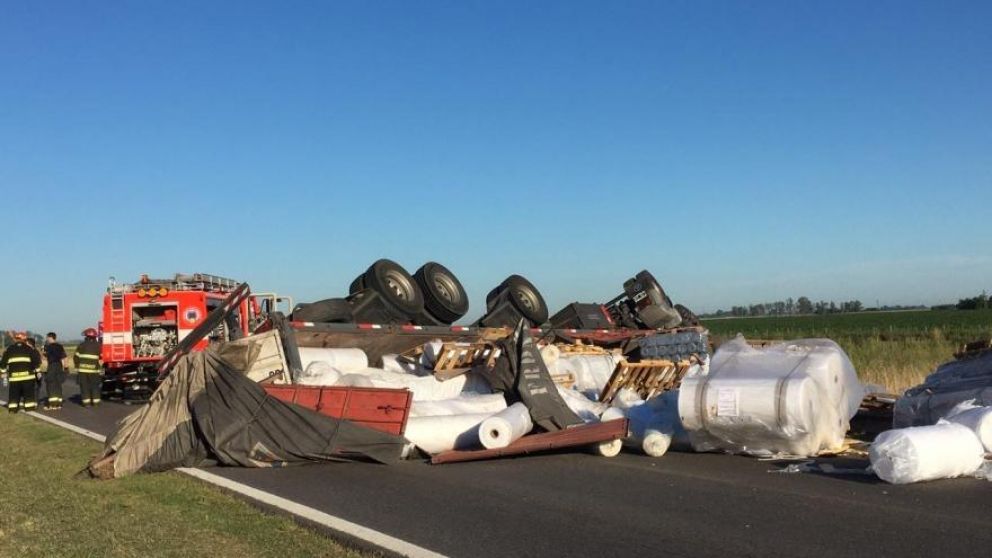 Así quedó el camión tras chocar de frente con el vehículo de menor porte. (Gentileza: Semanario de Junín)