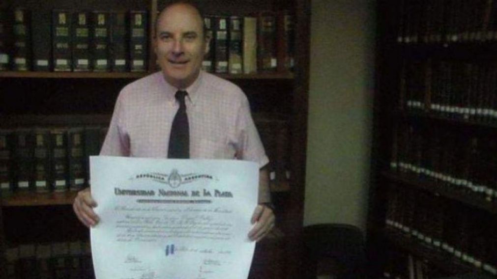 Gustavo Prellezo posando junto a su t�tulo de abogado.