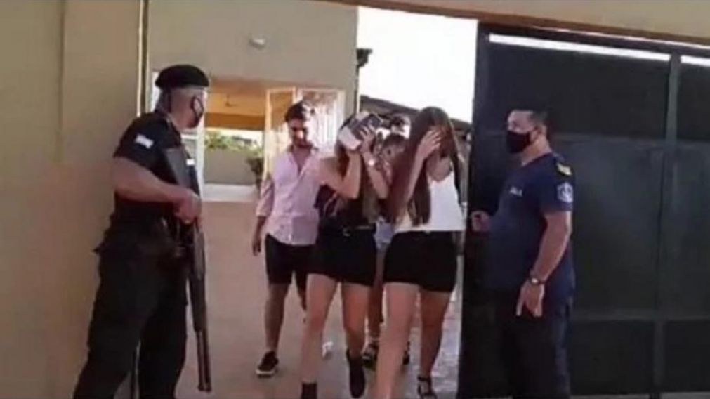La joven fue "escrachada" en un video tras salir de la fiesta clandestina (Captura de video).