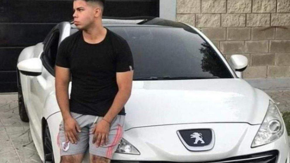 Alan Bravo, de 20 años, fue asesinado a balazos por dos delincuentes en este vecindario.