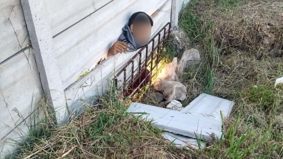 Así quedó el presunto delincuente atrapado en entre los bloques en una casa del barrio Parque Matheu.