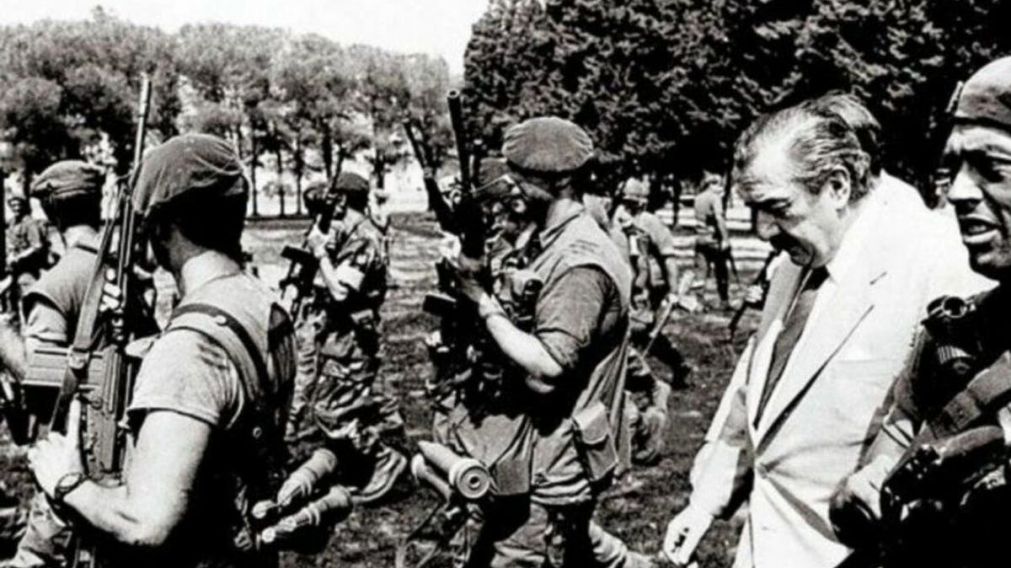 Alfonsín, que dejaría el poder seis meses después, recorrió el cuartel entre los disparos.