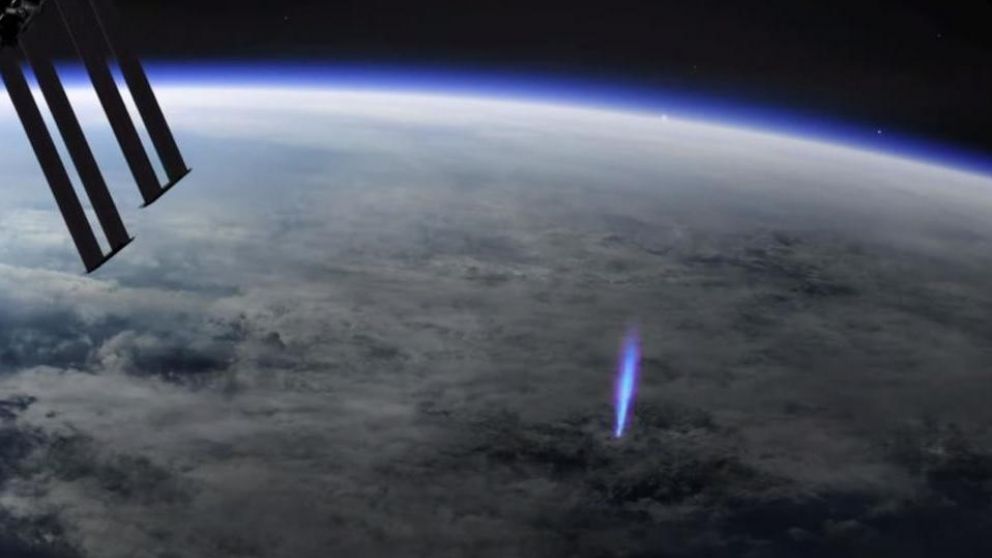 Los rayos azules que ascienden desde las nubes hasta la estratósfera