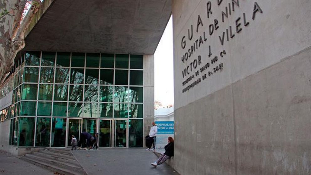 La niña fue llevada de urgencia a un hospital rosarino tras el disparo.