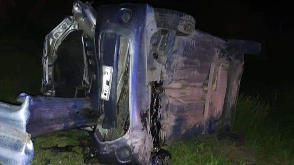 El guardarraíl atravesó el el auto por completo.